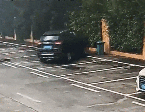 東莞一小車(chē)撞破圍墻沖進(jìn)游泳池 官方通報(bào):游泳池