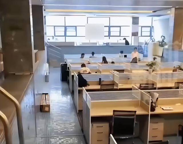 在“1.55米深水區(qū)”辦公？成都一公司游泳池“爆改”辦公室:游泳池