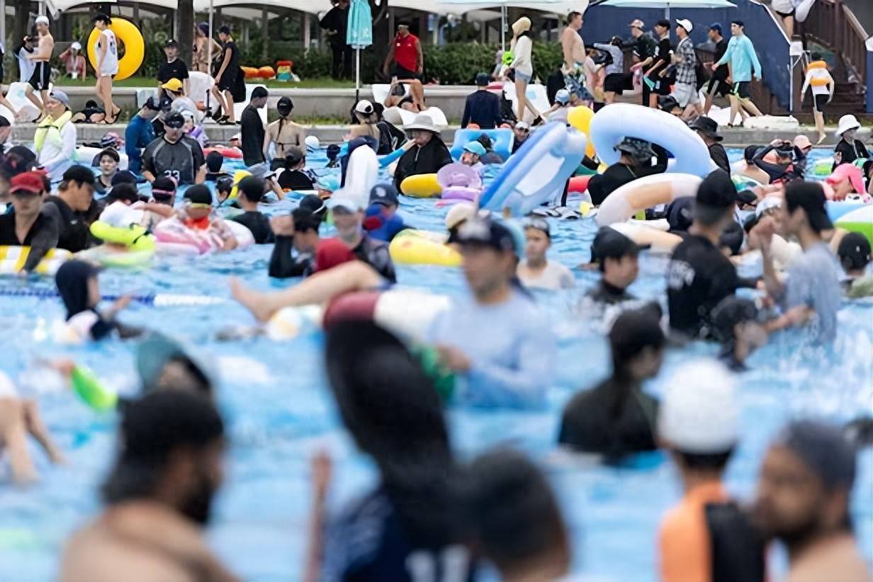 日本男子在游泳池脫掉小學生泳衣<strong></p>
<p>游泳池</strong>，被捕后認罪稱：我無法控制自己:游泳池