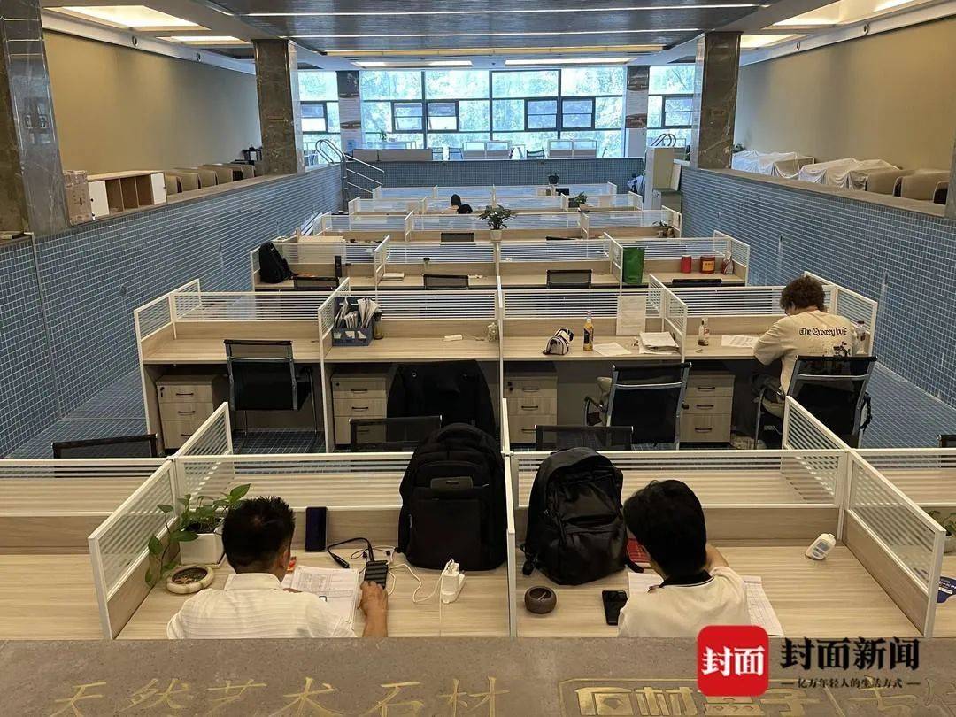 在“1.55米深水區(qū)”辦公？成都一公司游泳池“爆改”辦公室！下班=上岸！:游泳池