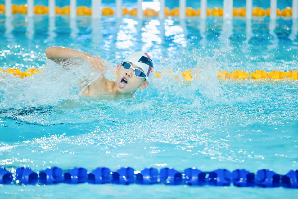 杭州有高中把軍訓(xùn)搬到了游泳池，第一名獎(jiǎng)品是潘展樂簽名照！:游泳池